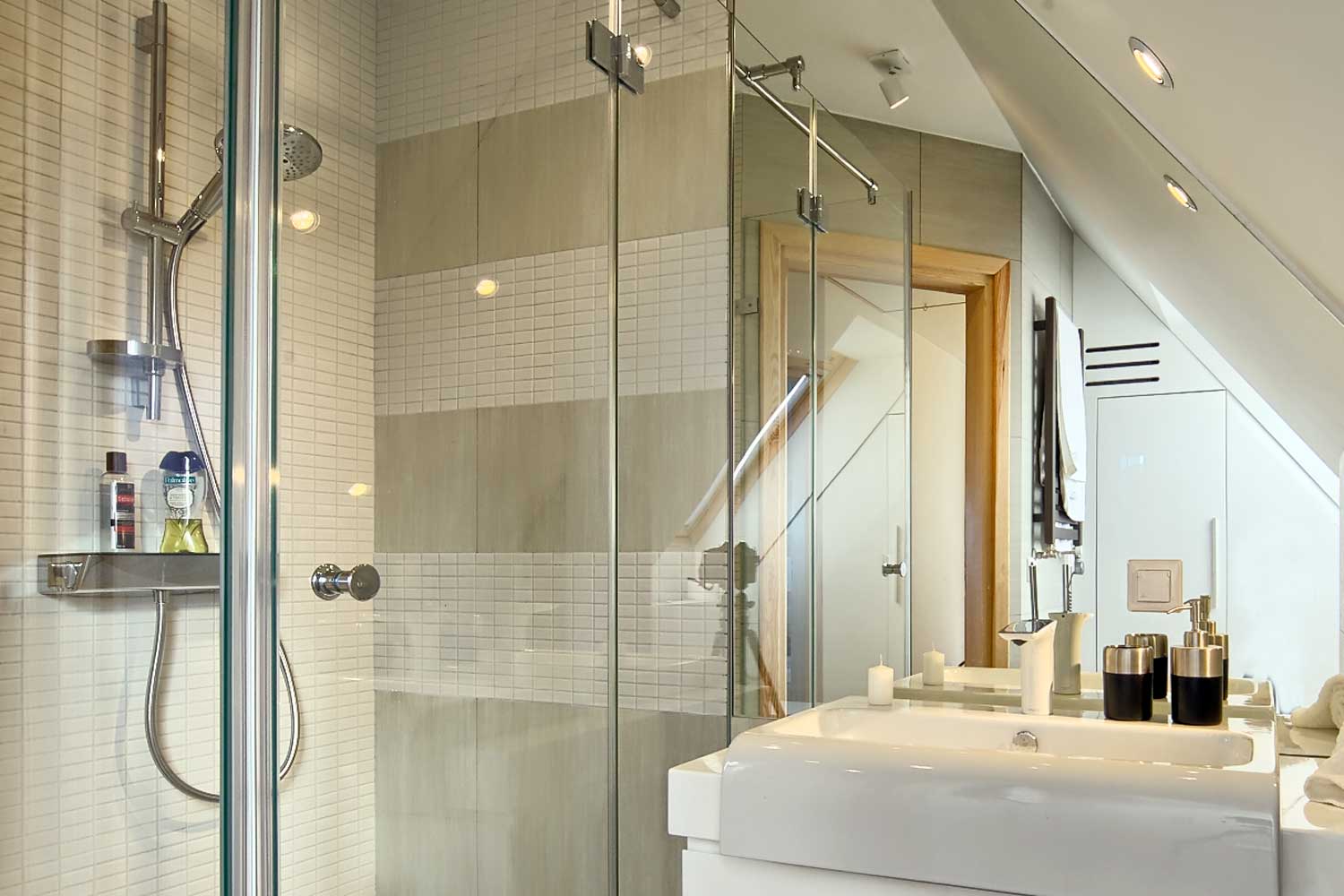 Nowoczesna łazienka z prysznicem w apartamencie w Zakopanem